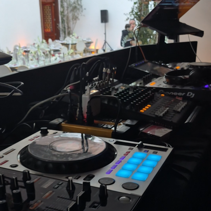Ambiente de un evento con iluminación Spot Lighting